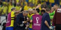 LOS JUGADORES de Brasil festejando con el técnico 