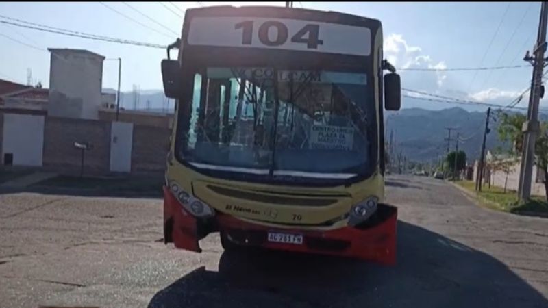 Chocaron un colectivo y una combi