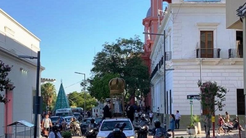 La Madre del Valle ya preside las fiestas desde el parque Adán Quiroga