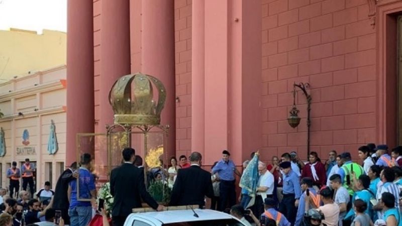 La Madre del Valle ya preside las fiestas desde el parque Adán Quiroga