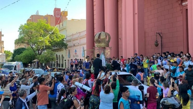 La Madre del Valle ya preside las fiestas desde el parque Adán Quiroga