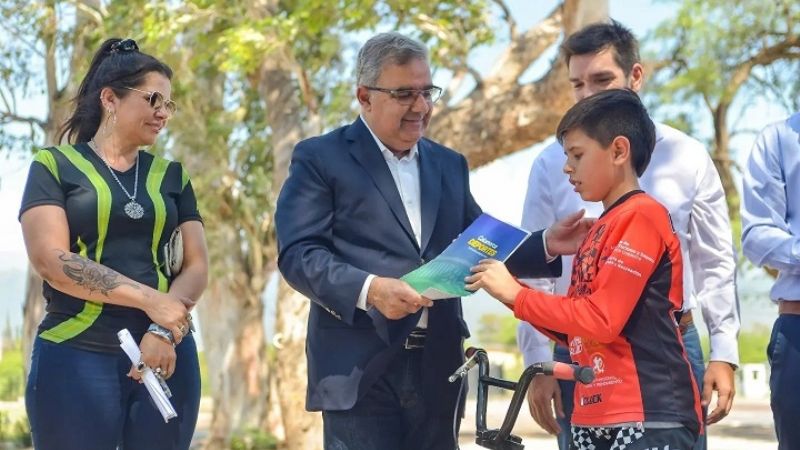 Entregaron elementos deportivos y aportes económicos