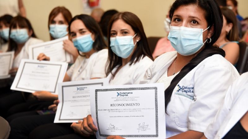 Entrega de certificados del curso de manipulación de alimentos