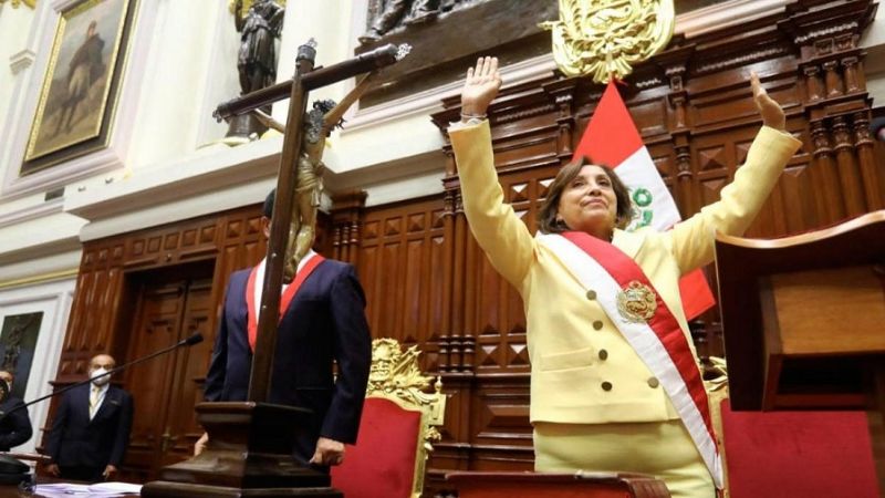 Dina Boluarte juró como nueva presidenta del Perú