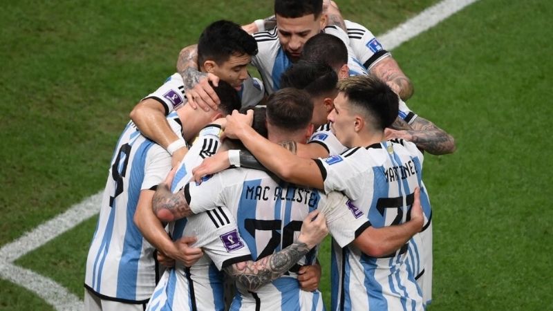 Por el "Dibu" y Lautaro, Argentina está en las semifinales