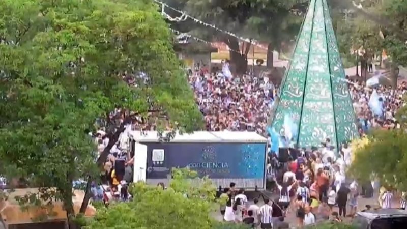 La gente copa el Centro para festejar el triunfo de Argentina