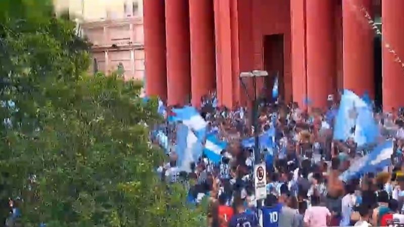 La gente copa el Centro para festejar el triunfo de Argentina