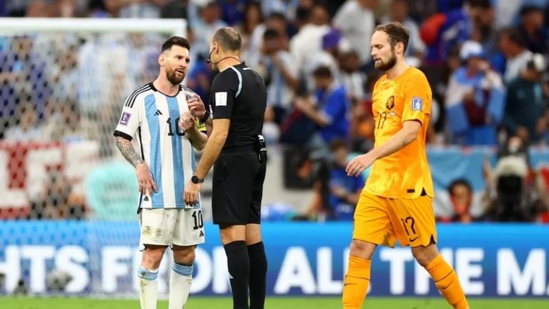 Messi repartió contra Van Gall y el referí Mateu Lahoz