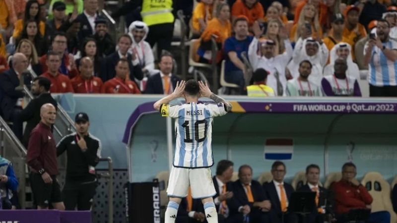 Messi repartió contra Van Gall y el referí Mateu Lahoz