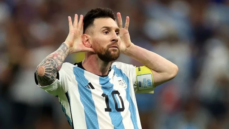 Messi repartió contra Van Gall y el referí Mateu Lahoz