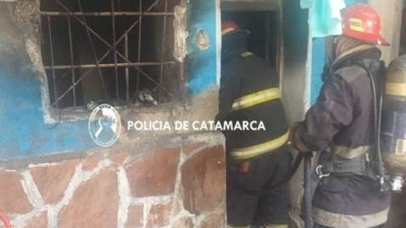 Policías sofocan incendio en una vivienda