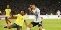 DI MARÍA, capitán y figura de Argentina, avanza con la pelota ante la marca de Cuadrado.