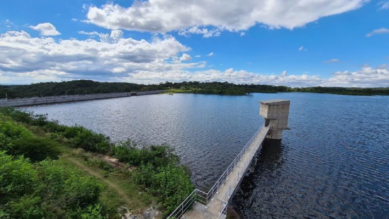 Los diques están por debajo del vertedero