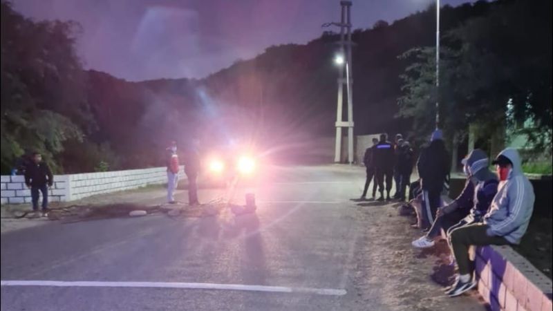 Desocupados mineros cortan ruta pidiendo trabajo