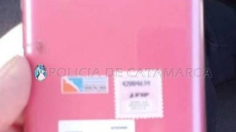 Arrestan a una mujer por robar un celular de un local