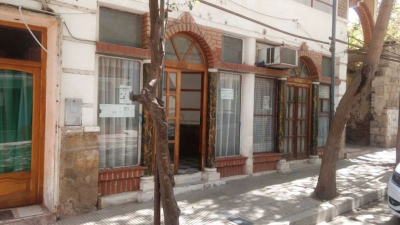 Policía acusado de intento de homicidio seguirá detenido