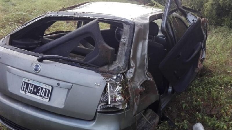 Volcó y salió despedido del auto