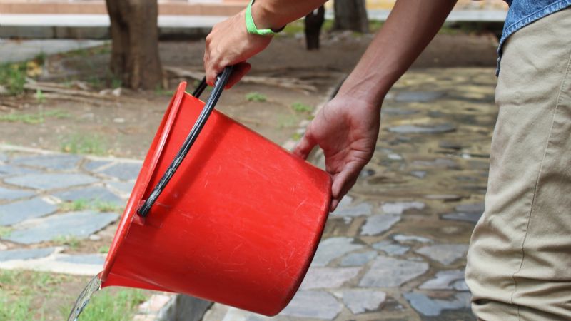 Eliminar criaderos de dengue después de cada lluvia