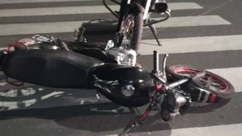 Arrebatador hizo caer de la moto a una mujer