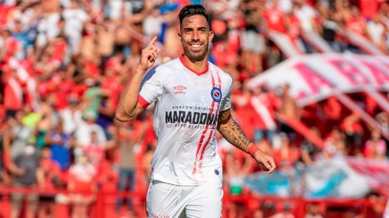 Argentinos goleó a Newell’s y es puntero