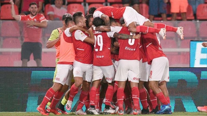 Argentinos goleó a Newell’s y es puntero