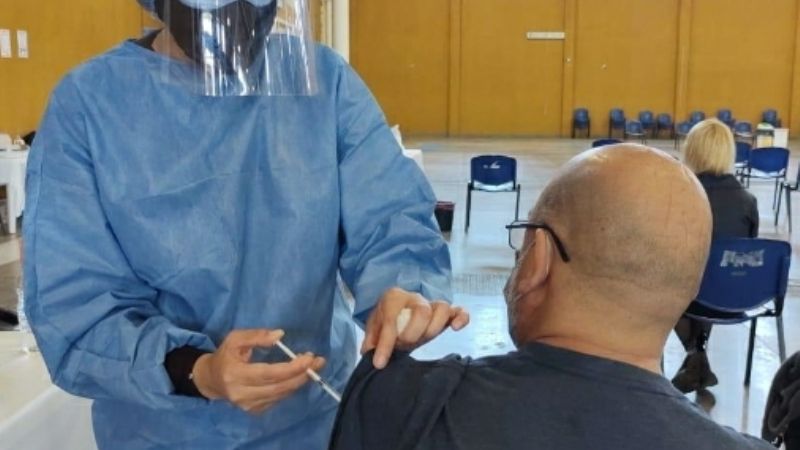 Bajó el número de personas que va a vacunarse contra el COVID-19