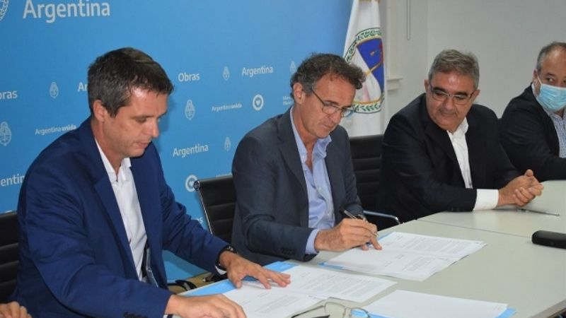 Ampliación de red de agua potable y cloacas en dos barrios de la Capital