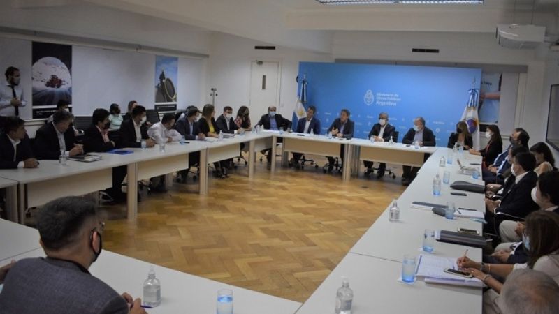 Ampliación de red de agua potable y cloacas en dos barrios de la Capital