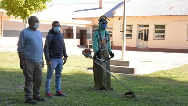Trabajos de desmalezamiento y fumigación en escuelas de Santa María