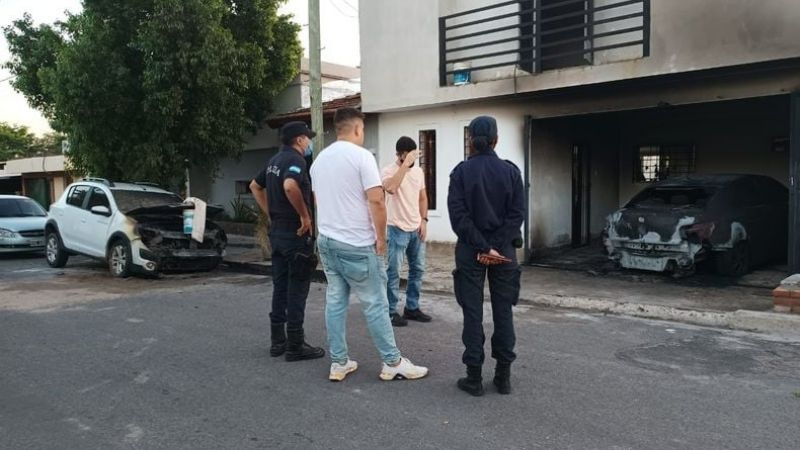 Incendiaron vehículos