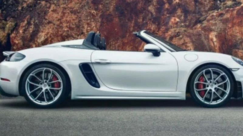 Se incendió un barco repleto de autos de lujo en el Atlántico