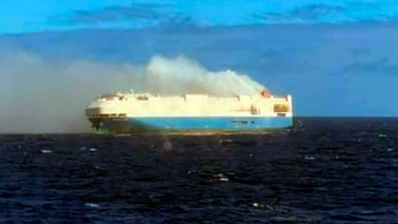 Se incendió un barco repleto de autos de lujo en el Atlántico