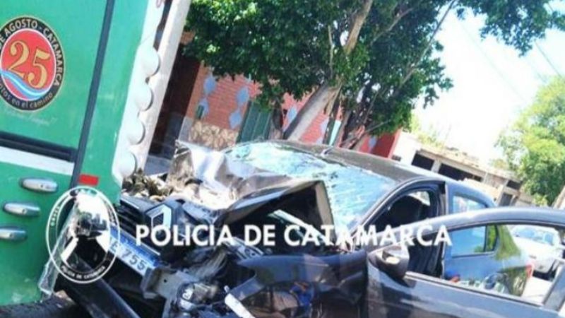 Un auto y colectivo protagonizaron un siniestro vial