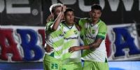 LOS GOLEADORES Pizzini y Bou celebran el 4to., que sería el gol del triunfo para Defensa y Justicia.