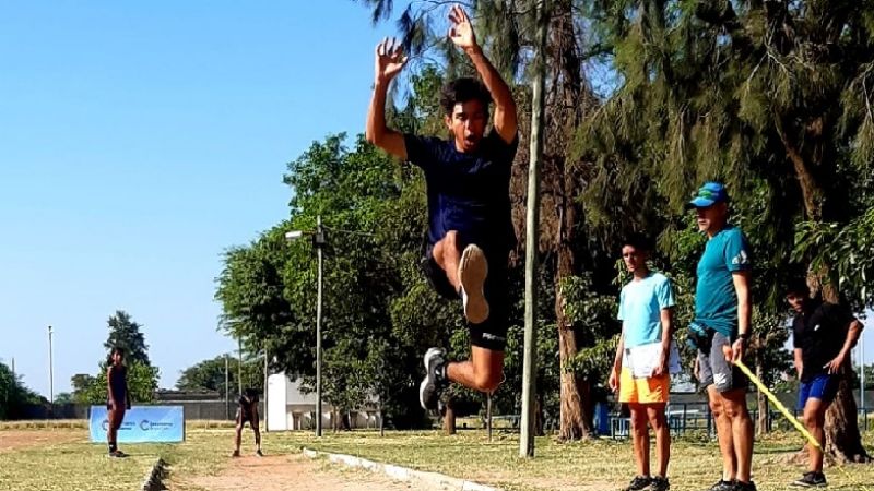 Exitoso evaluativo de Pista y Campo, en el “Poli” Capital