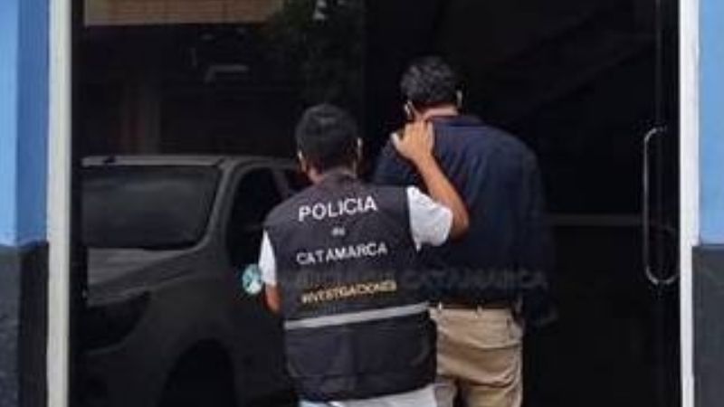 Detienen a un hombre por los autos quemados