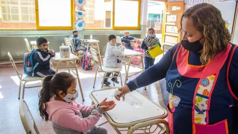 Hay polémica por el uso del barbijo en las aulas