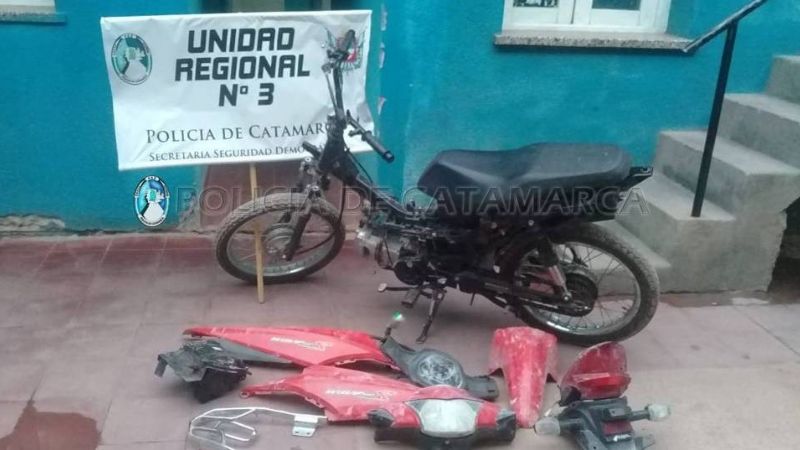 Le robaron la moto de su casa y la encontraron cerca del río