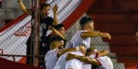 HURACÁN festejó su triunfo ante Vélez, que lo metió en zona de clasificación.