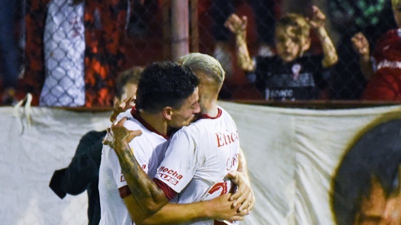 Huracán venció 2-0 a Vélez y se acomodó en la Liga