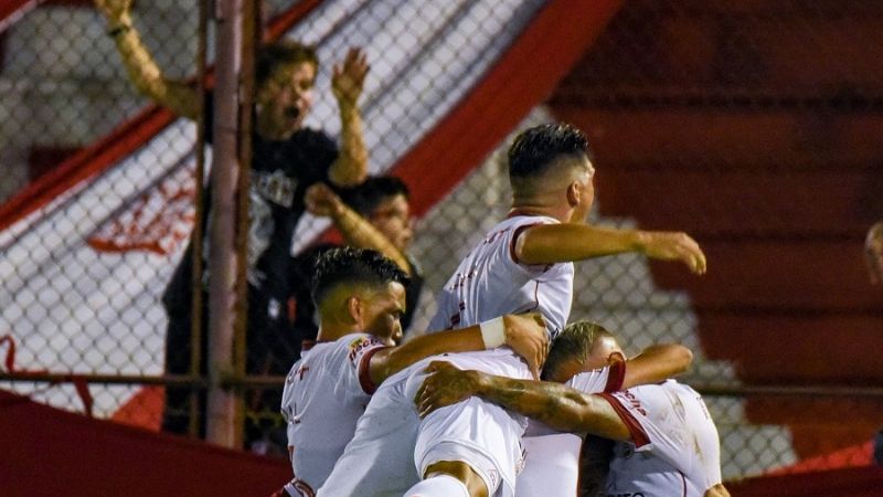 Huracán venció 2-0 a Vélez y se acomodó en la Liga