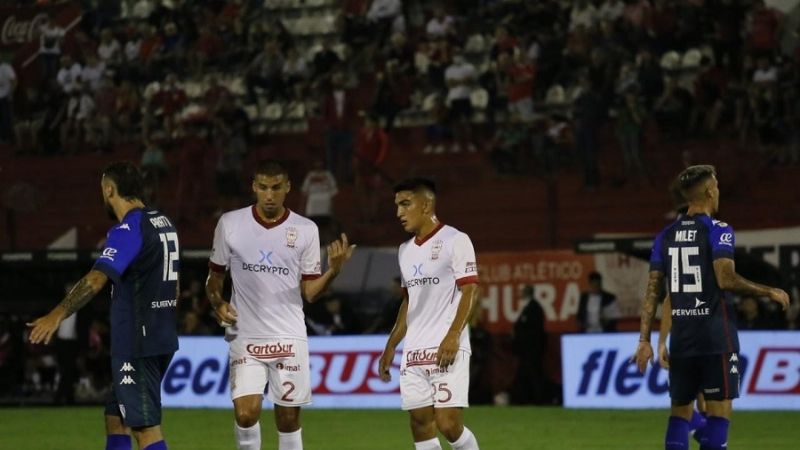 Huracán venció 2-0 a Vélez y se acomodó en la Liga