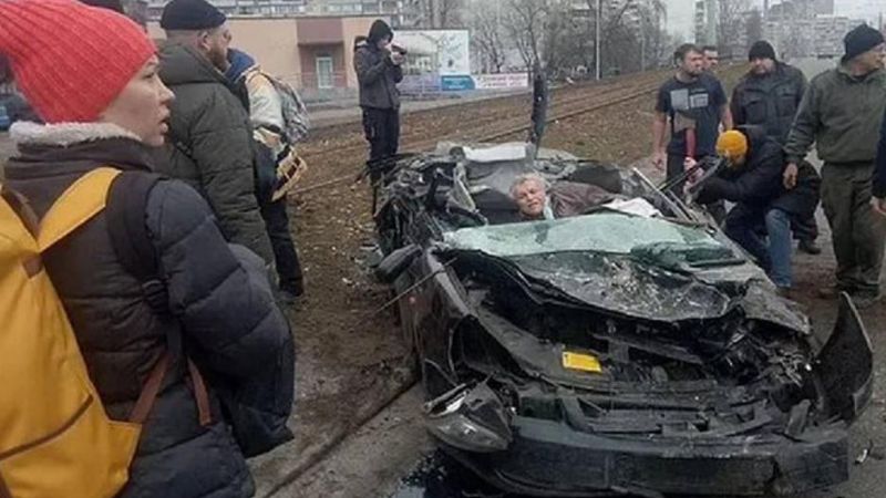 Un tanque ruso aplastó un auto que manejaba un civil ucraniano