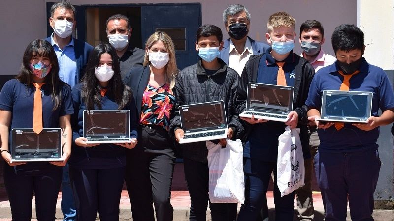 Entregan netbooks a alumnos de Los Varela