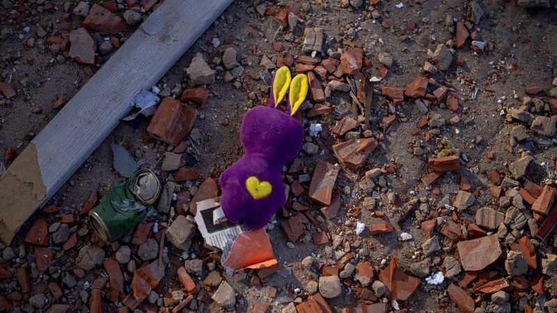 Denuncian que las tropas de Vladimir Putin lanzan “juguetes bomba”