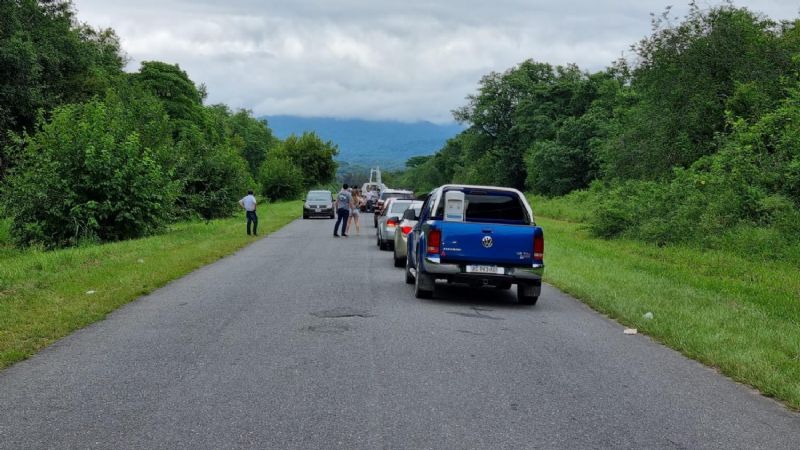 Kilométrica fila de vehículos varados por un corte en la ruta camino a los Valles