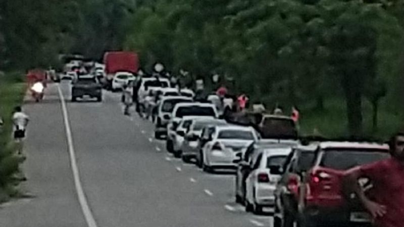 Kilométrica fila de vehículos varados por un corte en la ruta camino a los Valles