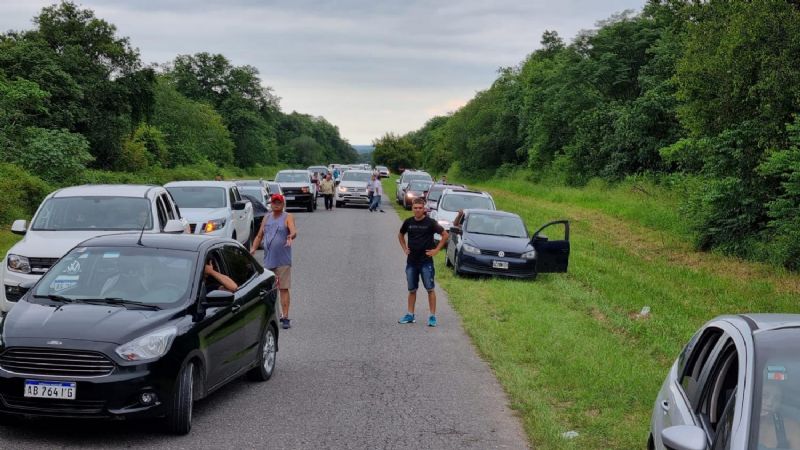 Kilométrica fila de vehículos varados por un corte en la ruta camino a los Valles