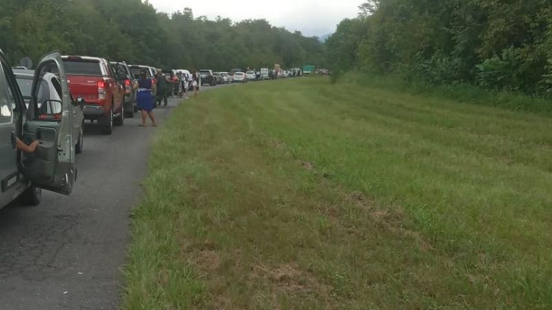 Kilométrica fila de vehículos varados por un corte en la ruta camino a los Valles