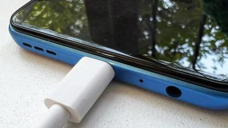 Joven de 18 años murió electrocutado mientras cargaba su celular